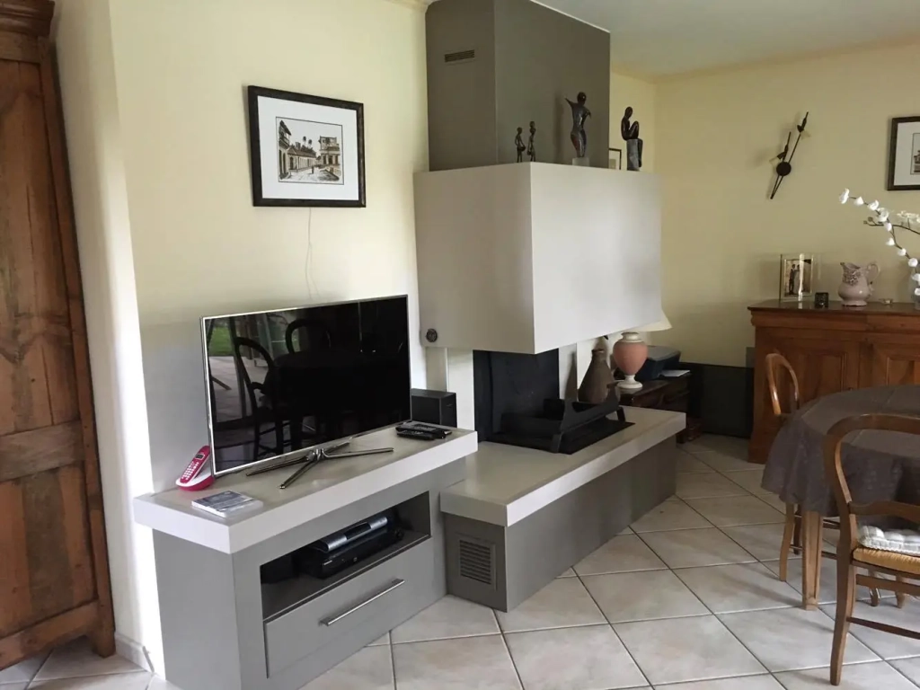 Cheminée avec polyflam et banquette télé
