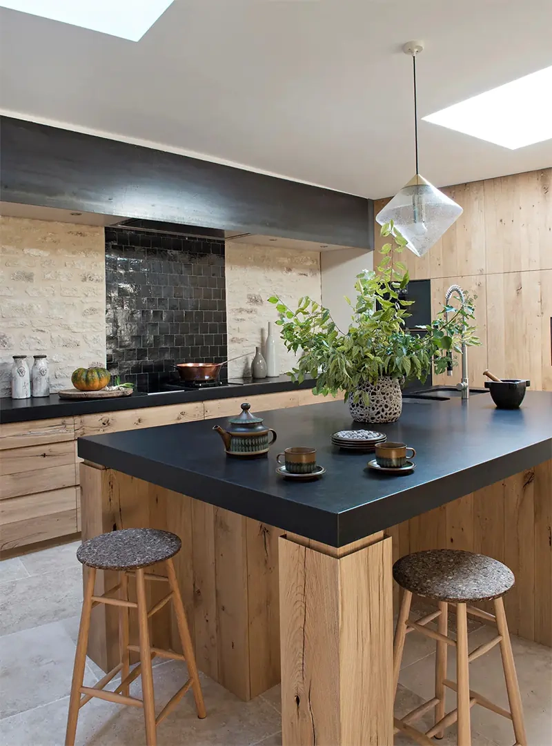 Cuisine en chêne naturel avec plan de travail Noir granit à Langon proche Bordeaux