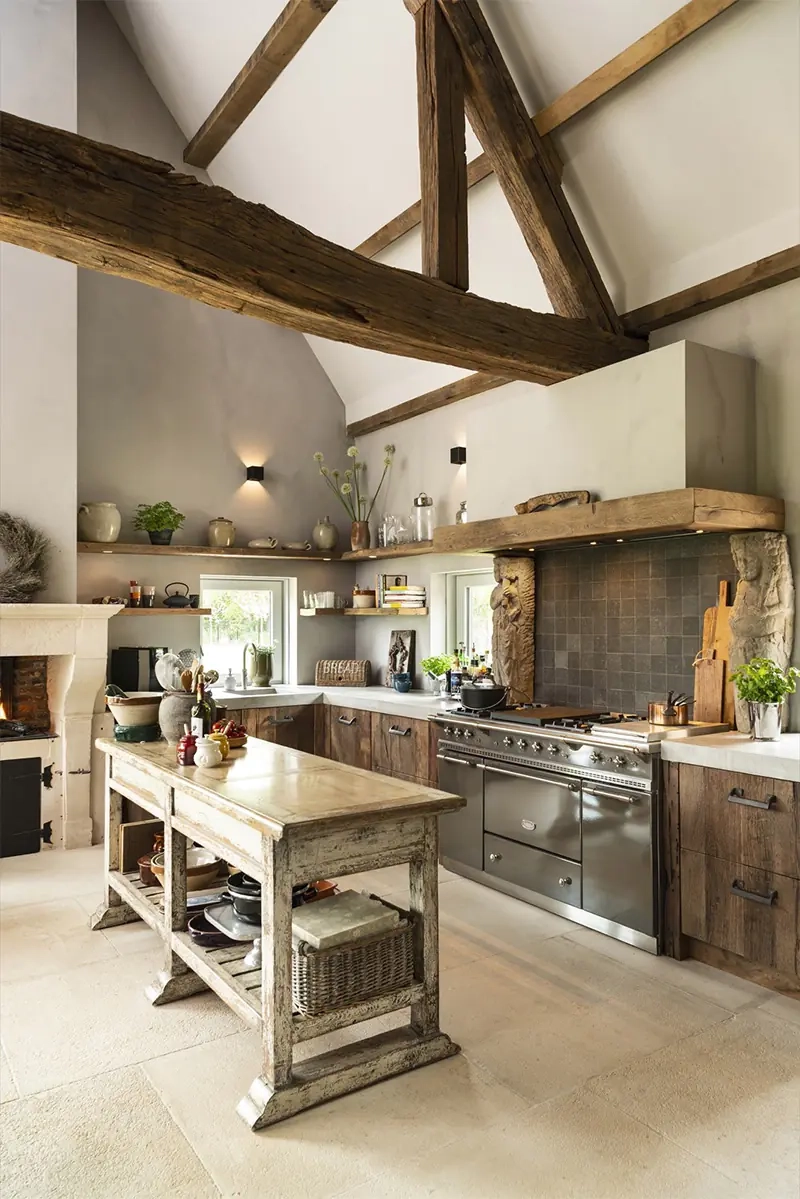 Cuisine avec une cuisinière Lacanche à Saint Maixant